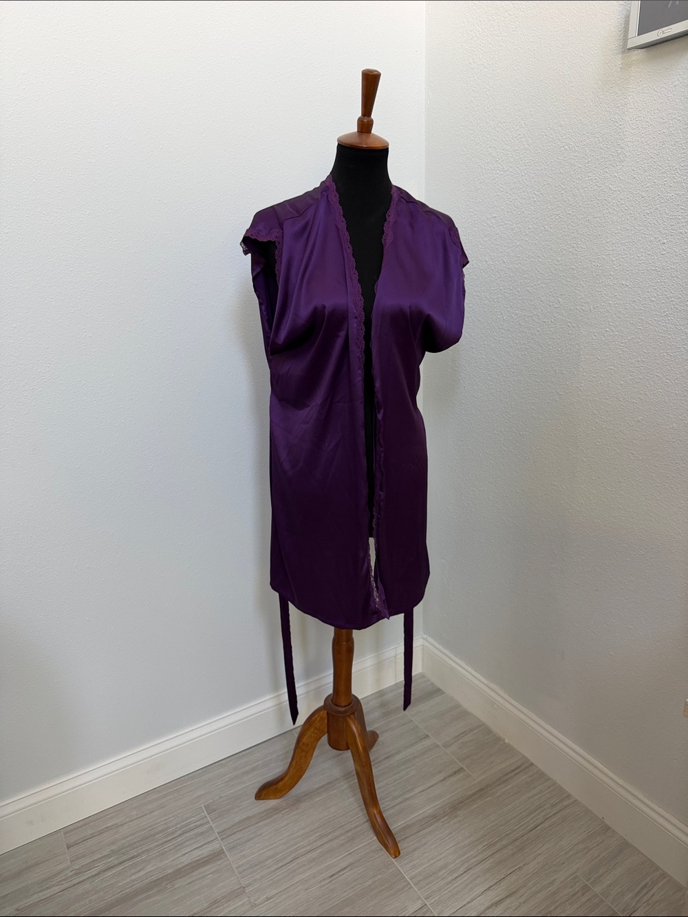 Purple satin short sleeved robe size M lace piping - Picture 6 of 6